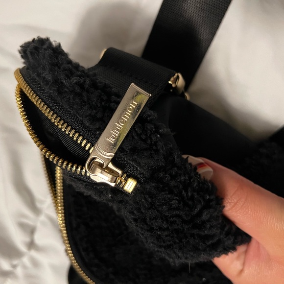 lululemon everywhere fleece belt bag in black - Picture 8 of 10